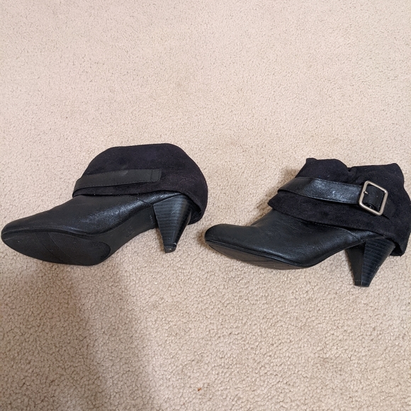 Black booties size 7 - Picture 2 of 2